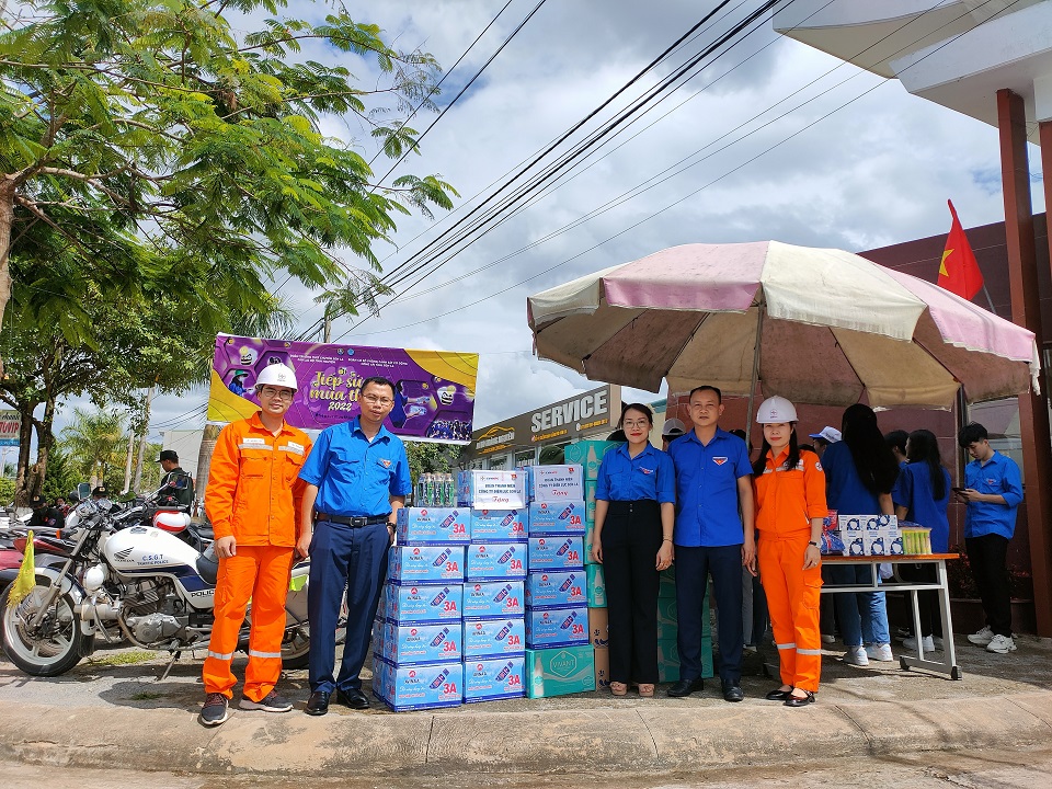 Đoàn Thanh niên PC Sơn La trao 500 chai nước cho điểm thi Trường THPT Chuyên Sơn La
